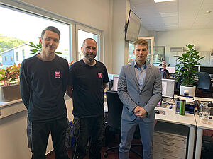 Eine Partnerschaft mit Zukunft: Mario Tilz und Michael Körbs, CAM Anwender der VACOM Vakuum Komponenten & Messtechnik GmbH. Falko Zedler, Vertrieb Ost, Moldtech GmbH Eine Partnerschaft mit Zukunft: Mario Tilz und Michael Körbs, CAM Anwender der VACOM Vakuum Komponenten & Messtechnik GmbH. Falko Zedler, Vertrieb Ost, Moldtech GmbH
