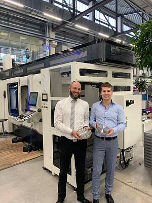 Komplexe Bauteile mit einer hohen Oberflächenqualität werden mit TopSolid'Cam zuverlässig gefertigt. (v.li.: Herr Jens Bergner, Geschäftsführer VACOM Vakuum Komponenten & Messtechnik GmbH, Falko Zedler, Vertrieb Ost, Moldtech GmbH).