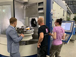Diese gute,visuelle Kontrolle über den ganzen Maschinenraum zählt zu den Stärken von TopSolid'Cam. Sie erlaubt es den Anwendern Kollisionsprobleme schon gleich bei der Programmierung zu erkennen und zu vermeiden, so dass sie zuverlässige NC-Programme an die Maschine schickt. Diese gute,visuelle Kontrolle über den ganzen Maschinenraum zählt zu den Stärken von TopSolid'Cam. Sie erlaubt es den Anwendern Kollisionsprobleme schon gleich bei der Programmierung zu erkennen und zu vermeiden, so dass sie zuverlässige NC-Programme an die Maschine schickt.